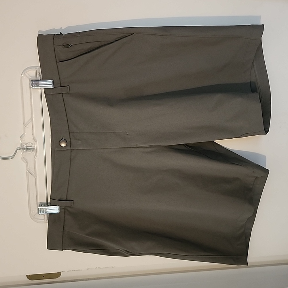 Lululemon Olive Shorts 38W 9" Inseam Perfect Condition